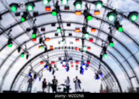 Costruzione con faretti e luci multicolori alla scena immagine come sfondo Foto Stock