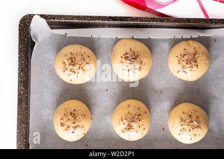 Concetto di cibo dimostrando, Proofing pasta lievitata di hamburger ciambelle cuocere in padella prima della cottura Foto Stock