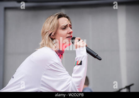 Turku, Finlandia. Il 7 luglio 2019. Cantante danese Mø esegue al cinquantesimo Ruisrock Festival. (Foto: Stefan Crämer) Foto Stock