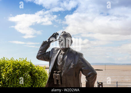 Statua in bronzo del famoso comico inglese Eric Morecambe presso il lungomare di Lancashire città di Morecambe. Foto Stock