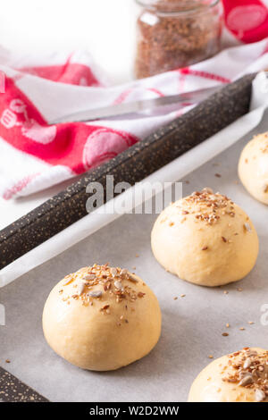 Concetto di cibo dimostrando, Proofing pasta lievitata di hamburger ciambelle cuocere in padella prima della cottura Foto Stock