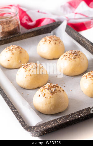 Concetto di cibo dimostrando, Proofing pasta lievitata di hamburger ciambelle cuocere in padella prima della cottura Foto Stock