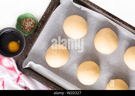 Concetto di cibo dimostrando, Proofing pasta lievitata di hamburger ciambelle cuocere in padella prima della cottura Foto Stock