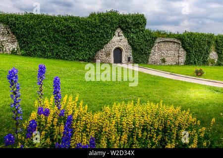 Cracovia in Polonia - Giugno 18, 2019: Il Castello Reale di Wawel colorato giardino vista contro i fiori Foto Stock