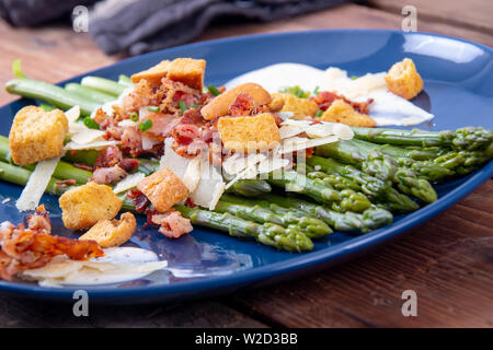 Caesar asparagi con fette di formaggio parmigiano bacon e crouton cucina gourmet piatto closeup Foto Stock