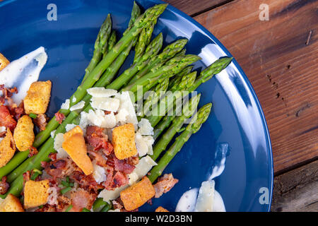 Caesar asparagi con fette di formaggio parmigiano bacon e crouton cucina gourmet piatto closeup Foto Stock