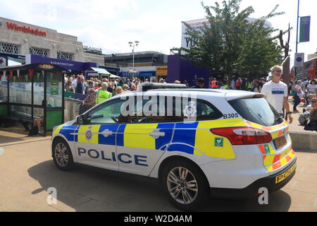 Il torneo di Wimbledon, Londra. Regno Unito. 8 luglio 2019. Una grande folla arrivano alla stazione di Wimbledon per assistere a partite a tutti Enngland Tennis Club il secondo lunedì che è anche indicata come Maniaco lunedì come è il giorno più trafficato dei campionati di Wimbledon con gli ultimi 16 corrisponde a prendere posto per uomini e donne 's singles del torneo di tennis . Credito: amer ghazzal/Alamy Live News Foto Stock