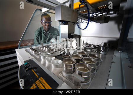 Miniere di titanio sabbie minerali. Impianto di separazione dei materiali. Il chimico di laboratorio determina la quantità di concentrato di elementi nel campione di ilmenite. Foto Stock