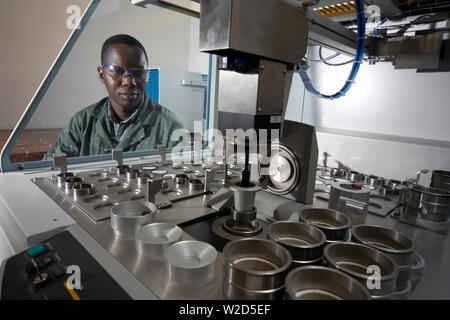 Miniere di titanio sabbie minerali. Impianto di separazione dei materiali. Il chimico di laboratorio determina la quantità di concentrato di elementi nel campione di ilmenite. Foto Stock