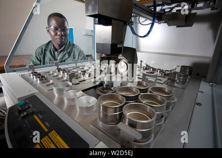 Miniere di titanio sabbie minerali. Impianto di separazione dei materiali. Il chimico di laboratorio determina la quantità di concentrato di elementi nel campione di ilmenite. Foto Stock