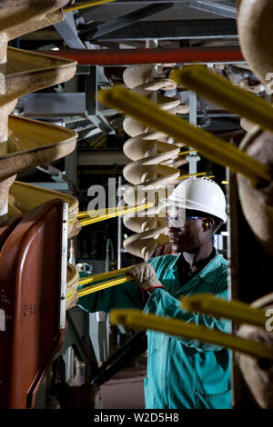 Miniere di titanio sabbie minerali. Impianto di separazione dei materiali. Separatori a spirale elettrostatici che rimuovono materiale non magnetico dal prodotto magnetico Foto Stock