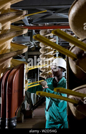 Miniere di titanio sabbie minerali. Impianto di separazione dei materiali. Separatori a spirale elettrostatici che rimuovono materiale non magnetico dal prodotto magnetico Foto Stock