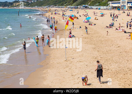 Bournemouth Dorset UK. 8 luglio 2019. Regno Unito: Meteo Sole e caldo a Bournemouth spiagge come testa sunseekers al mare per rendere la maggior parte del tempo splendido. Credito: Carolyn Jenkins/Alamy Live News Foto Stock