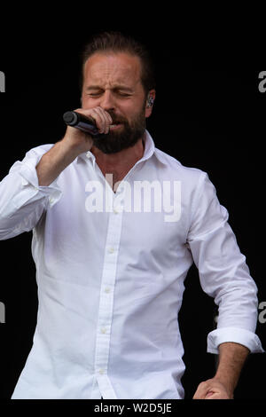 Alfie Boe esegue al 2019 Cornbury Festival, grande Tew, Oxfordshire Foto Stock