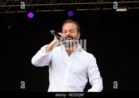 Alfie Boe esegue al 2019 Cornbury Festival, grande Tew, Oxfordshire Foto Stock