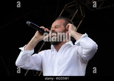 Alfie Boe esegue al 2019 Cornbury Festival, grande Tew, Oxfordshire Foto Stock