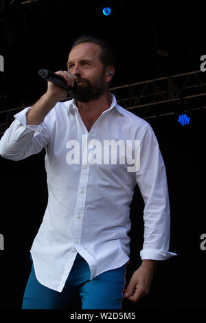 Alfie Boe esegue al 2019 Cornbury Festival, grande Tew, Oxfordshire Foto Stock