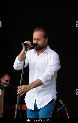 Alfie Boe esegue al 2019 Cornbury Festival, grande Tew, Oxfordshire Foto Stock