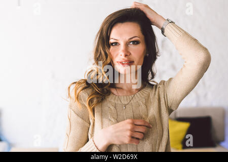 Buona ricerca metà invecchiato ritratto di donna di casa. Elegante Business donna. Middle-Aged Woman Standing in casa moderna Foto Stock