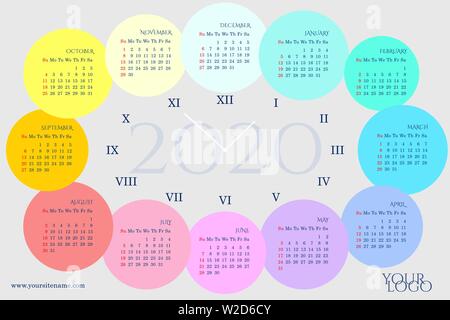 Calendario 2020 in forma di orologio con mesi di rainbow cerchi, giorni della settimana, numeri romani. La domenica ha evidenziato in rosso. Grigio perla sfondo Illustrazione Vettoriale