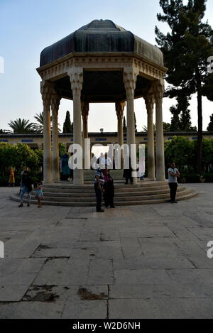 Tomba di Hafez (Hafezieh), Shiraz, far Provincia, Iran, 22 giugno 2019, i visitatori vista dell edificio principale Tomba di Hafez al giorno Foto Stock