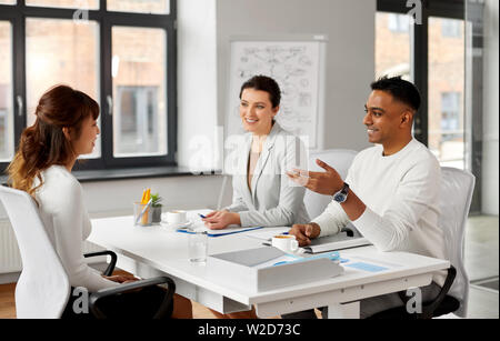 Reclutatori avente il colloquio di lavoro con il dipendente Foto Stock