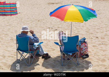 Bournemouth Dorset UK. 8 luglio 2019. Regno Unito: Meteo Sole e caldo a Bournemouth spiagge come testa sunseekers al mare per rendere la maggior parte del tempo splendido. Credito: Carolyn Jenkins/Alamy Live News Foto Stock