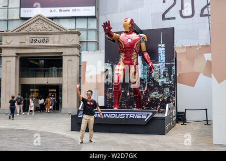 Shanghai, Shanghai, Cina. 8 Luglio, 2019. Shanghai, Cina - 8 Luglio 2019: (solo uso editoriale. Cina fuori)A 5 metro di altezza di Marvel iron man scultura è stata svelata a xintiandi nanli square di Shanghai, attirando numerosi visitatori.L'uomo del ferro mob flash è in corso in Shanghai. ''L'uomo del ferro" fermato in xintiandi negli ultimi giorni dopo la sua apparizione a CCG EXPO ai primi di luglio.it sarà quindi testa a wujiaochang business district, dove apparirà in marvel universo cinematografico eroi mostra speciale il 27 luglio. Credito: SIPA Asia/ZUMA filo/Alamy Live News Foto Stock