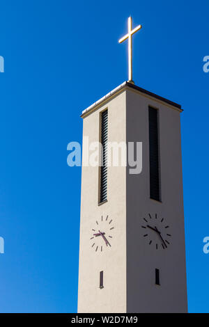 Croce luminosa sulla parte superiore del campanile di Santo Stefano chiesa in Sopron, Ungheria Foto Stock