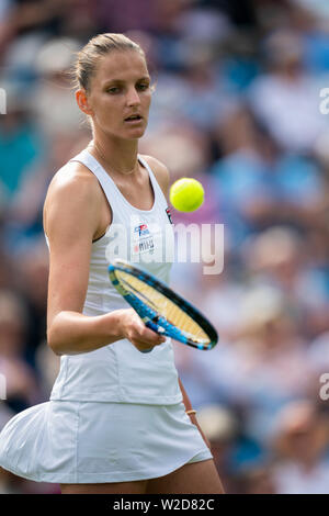 Karolina Pliskova della Repubblica ceca la ricezione di palle da tennis a servire con durante il match contro il Margarita Gasparyan della Russia a valle della natura Ristorante Foto Stock