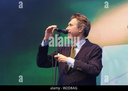 Bryan Ferry si esibisce dal vivo sul palco del Hyde Park durante il terzo giorno di un Britannico festival estivo a Londra. Foto Stock