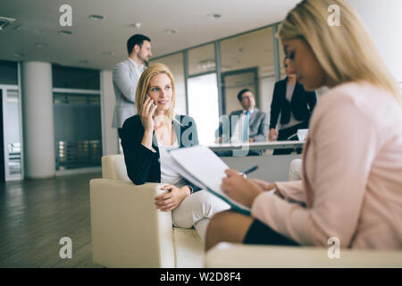 Felice giovani imprenditrici facendo dei documenti di office Foto Stock