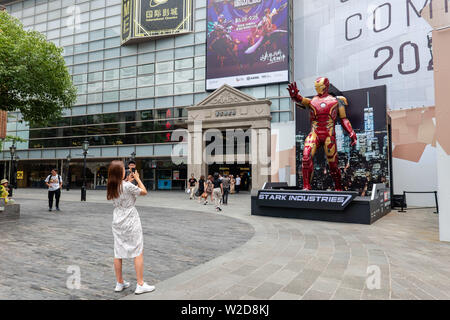 Shanghai, Shanghai, Cina. 8 Luglio, 2019. Shanghai, Cina - 8 Luglio 2019: (solo uso editoriale. Cina fuori)A 5 metro di altezza di Marvel iron man scultura è stata svelata a xintiandi nanli square di Shanghai, attirando numerosi visitatori.L'uomo del ferro mob flash è in corso in Shanghai. ''L'uomo del ferro" fermato in xintiandi negli ultimi giorni dopo la sua apparizione a CCG EXPO ai primi di luglio.it sarà quindi testa a wujiaochang business district, dove apparirà in marvel universo cinematografico eroi mostra speciale il 27 luglio. Credito: SIPA Asia/ZUMA filo/Alamy Live News Foto Stock