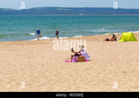 Bournemouth Dorset UK. 8 luglio 2019. Regno Unito: Meteo Sole e caldo a Bournemouth spiagge come testa sunseekers al mare per rendere la maggior parte del tempo splendido. Credito: Carolyn Jenkins/Alamy Live News Foto Stock