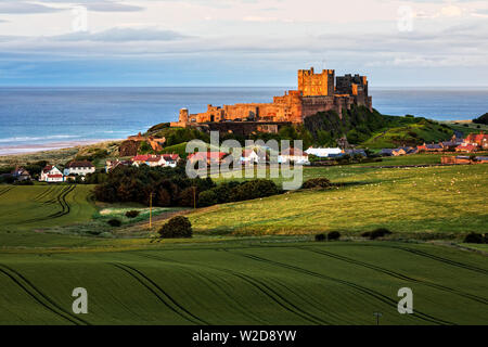 Il castello di Bamburgh in Northumberland Foto Stock
