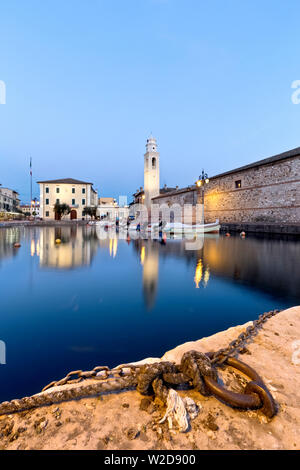 L antico porto di Lazise e la chiesa di San Nicolò. Il lago di Garda, provincia di Verona, Veneto, Italia, Europa. Foto Stock