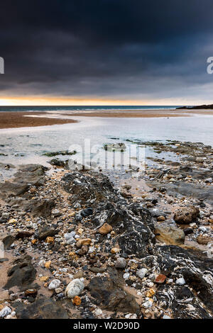 In tarda serata la luce su un deserto Fistral Beach in Newquay in Cornovaglia. Foto Stock