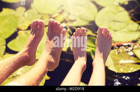 Nonno e nipote piedi oltre il fiume Foto Stock