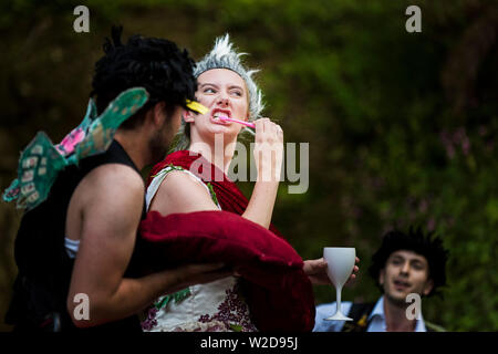 Gli attori di eseguire in Shakespeare 'A Midsummer Night's Dream' a Trebah anfiteatro del giardino in Cornovaglia. Foto Stock