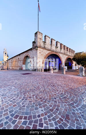 Il 'Dogana Veneta" (Dogana Veneta) è un edificio medievale a Lazise sul Lago di Garda. Provincia di Verona, Veneto, Italia, Europa. Foto Stock