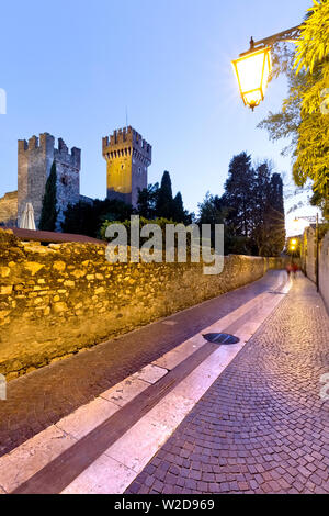 Percorso in città antica di Lazise e il Castello Scaligero. Provincia di Verona, Veneto, Italia, Europa. Foto Stock