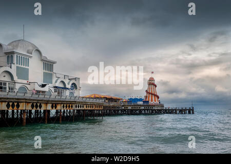 Southsea Pier con estremità di pier luna park. Foto Stock