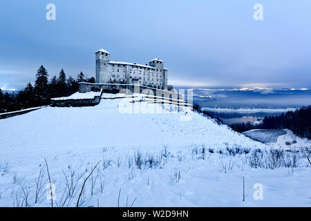 Notte Spooky al castello di Cles. Val di Non, in provincia di Trento, Trentino Alto Adige, Italia, Europa. Foto Stock