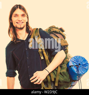 Ritratto di felice uomo sorridente backpacker turistica sul viaggio. Giovane ragazzo escursionista backpacking. La vacanza estiva in viaggio. Studio shot. Instagram filtro. Foto Stock