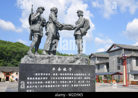 (190708) -- RUCHENG, Luglio 8, 2019 (Xinhua) -- Fotografia scattata a giugno 14, 2019 mostra di sculture che ricordano la storia circa una metà del quilt Shazhou nel villaggio di Rucheng County, centrale provincia cinese di Hunan. Decine di migliaia di persone provenienti da tutto il paese è venuto a un piccolo villaggio nella zona centrale di Provincia cinese di Hunan la scorsa settimana alla ricerca di un quilt, per essere esatti, una metà di uno che adesso non è più in grado di essere trovati. Il quilt dimezzato è stato tagliato da tre giovani femmine rosso soldati dell esercito come un dono a Xu Jiexiu, un countrywoman che vivevano nel villaggio Shazhou con suo marito e suo figlio di un anno in 193 Foto Stock