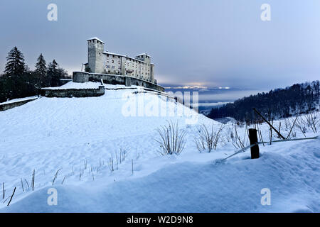 La coperta di neve strada per il castello di Cles. Val di Non, in provincia di Trento, Trentino Alto Adige, Italia, Europa. Foto Stock