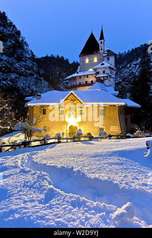 Il medievale santuario di San Romedio dopo una nevicata. Val di Non, in provincia di Trento, Trentino Alto Adige, Italia, Europa. Foto Stock