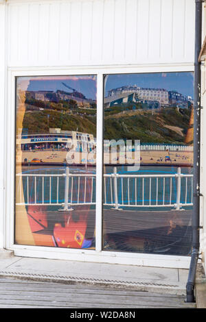 Bournemouth Dorset UK. 8 luglio 2019. Regno Unito: Meteo Sole e caldo a Bournemouth spiagge come testa sunseekers al mare per rendere la maggior parte del tempo splendido. Credito: Carolyn Jenkins/Alamy Live News Foto Stock