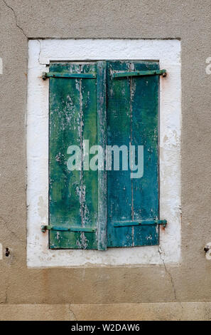 Il vecchio dipinto di persiane verdi sulla casa, valle del Lot, Francia Foto Stock