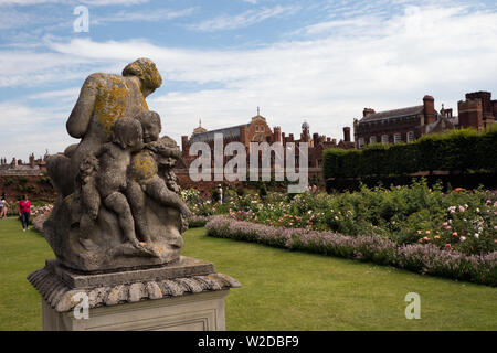 Statua di Hampton Court Palace Gardens in estate Greater London Foto Stock